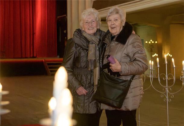 Sie sind überwältigt vom Überraschungscoup: Seit 70 Jahren betreten die Jugendfreundinnen Edith Rudolph (links) und Gitta Fleer wieder den großen Saal des Bremerhavener "Tivoli", in dem sie einst ihren Leinwandidolen, den Stars der Nachkriegsära, so nahe gekommen sind.