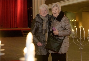 Sie sind überwältigt vom Überraschungscoup: Seit 70 Jahren betreten die Jugendfreundinnen Edith Rudolph (links) und Gitta Fleer wieder den großen Saal des Bremerhavener "Tivoli", in dem sie einst ihren Leinwandidolen, den Stars der Nachkriegsära, so nahe gekommen sind.