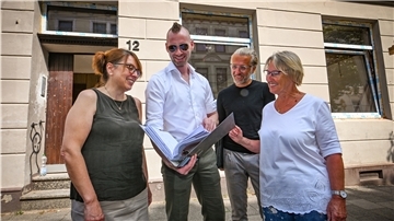 Sie sind „verknallt“ in den Altbau Adolfstraße 12: Kathrin Sager und Sascha Jahn aus Lübeck sanieren das Haus, zur Freude von Denkmalschützer Olaf Mahnken und der Alt-Leherin Anne Bönig, die hier mal gelebt hat.