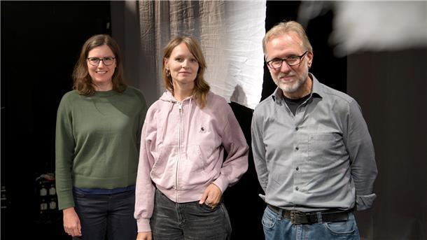 Sie sind von Monika Helfers Roman „Die Bagage“ fasziniert: Regisseurin Ingrid Gündisch, Ausstatterin Ilka Meier und Dramaturg Peter Hilton Fliegel. Und verwandeln den Roman in ein Theaterstück.
