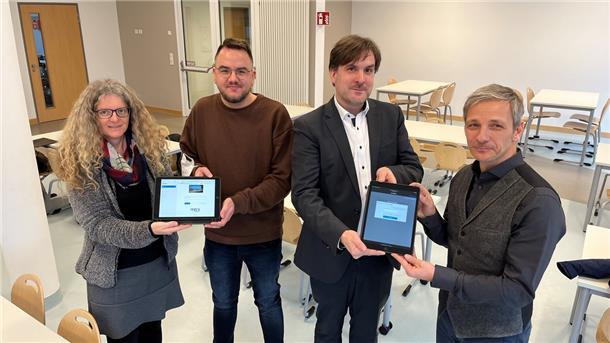 Sie sind zufrieden, dass die Nordenhamer Grundschulen nun über moderne WLAN-Netzwerke verfügen: Birgit Wulf, Leiterin der Grundschule Atens, der bei der Stadtverwaltung für die EDV zuständige Eike Läßig, Bürgermeister Nils Siemen und Thorsten Maaßen von der Firma, die die Schulen ausgestattet hat (von links).