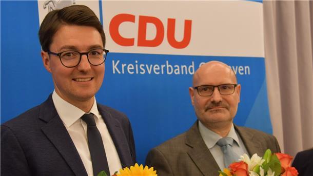 Neuer CDU-Bundestagskandidat für Cuxhaven/Stade II: Frauenpreiß will nach Berlin Zwei Männer CDU Schild im Hintergrund