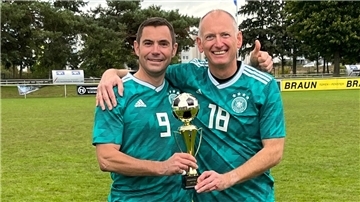 Detlef Wellbrock freut sich über den Pokal