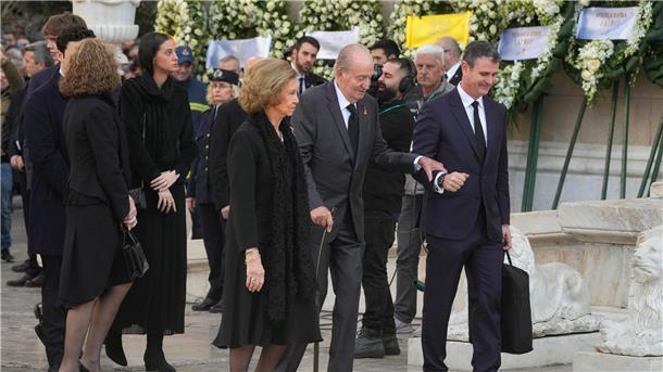 Europas Adel nimmt Abschied vom letzten König Griechenlands Sie treffen nach langer Zeit wieder aufeinander: Der ehemalige spanische König Juan Carlos und die ehemalige spanische Königin Sofia.