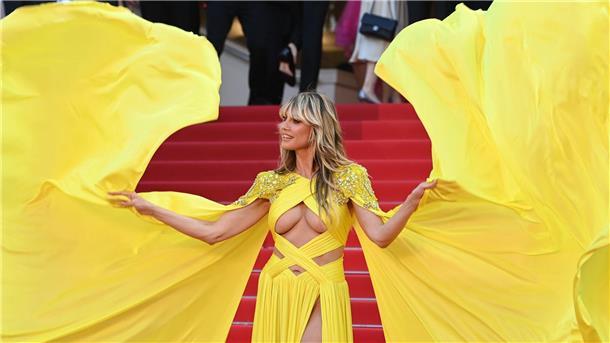 Leuchtend gelb auf rotem Teppich: Heidi Klum in Cannes Sie versteht die Kunst der Inszenierung: Heidi Klum als gelber Schmetterling auf dem roten Teppich.