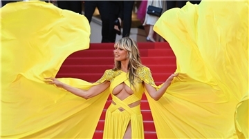 Sie versteht die Kunst der Inszenierung: Heidi Klum als gelber Schmetterling auf dem roten Teppich.