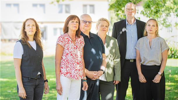 Es fehlt das Geld: Tafel Bremerhaven muss Ende des Jahres schließen Sechs Personen stehen auf einer grünen Wiese unter einem Baum