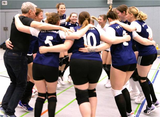 Aufstieg perfekt - Tarmstedts Volleyballerinnen spielen wieder Landesliga Sie wagten ein Tänzchen mit dem Meistertrainer. Die frisch gebackenen Meisterinnen der Volleyball-Frauen.