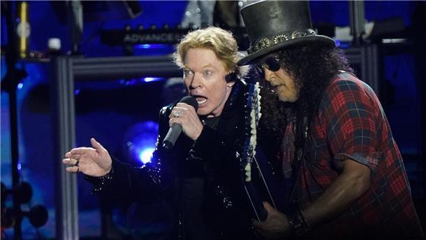Diese Legenden stehen 2025 auf deutschen Bühnen Sie werden Wacken rocken: Axl Rose (l) und Gitarrist Slash von der Band Guns N‘ Roses. (Archivbild)
