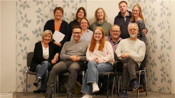 Rhader Landbühne präsentiert im Januar das Stück „Besöök is as Fisch“  Das Foto zeigt das aktuelle Ensemble.