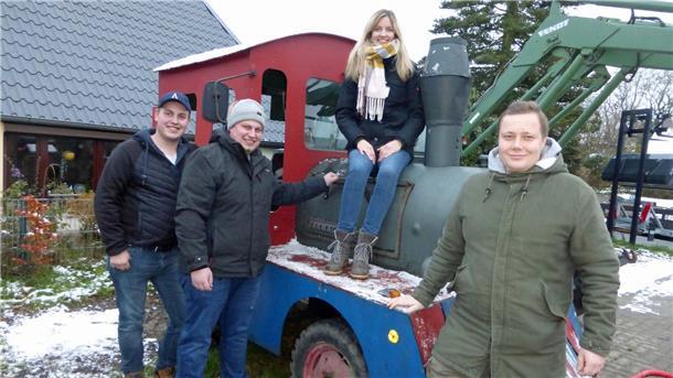 Sie wollen mit ihrem Bimmelbahnverein die alte Bahn der Jugendfeuerwehr wieder flott machen, die erste Vorsitzende Nele Appel und Janek Glade, Pascal Wohltmann (2. Vorsitzender) und Florian Schroeter (von links).