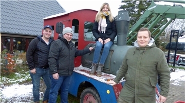 Sie wollen mit ihrem Bimmelbahnverein die alte Bahn der Jugendfeuerwehr wieder flott machen, die erste Vorsitzende Nele Appel und Janek Glade, Pascal Wohltmann (2. Vorsitzender) und Florian Schroeter (von links).