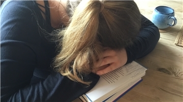 Sie würde gerne lesen. Das hat sie schon immer gerne gemacht, und jetzt würde es ihr helfen, sich abzulenken. Doch sie kann sich nicht gut konzentrieren und ist schnell erschöpft.