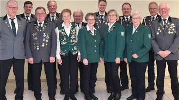 Sie wurden auf der Jahreshauptversammlung des Schützenvereins geehrt (von lInks): Alfred Bredehöft, Jan Brinkmann, Gerhard Wilkens, Manfred Albers, Helga Rathjen, Eckhard Eckhoff, Marlies Meyer, Tim Kleefeld, Ilse Lühmann, Rudolf Heins, Marlene Beneke, Horst Rathjen und Bernhard Fricke.