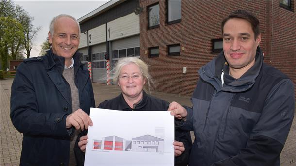 Sie zeigen die Gebäudeansicht mit Anbau des Feuerwehrhauses Rodenkirchen gemäß dem neuen Planentwurf: Architekt Ulrich Bolte, Bauamtsleiterin Wiebke Bruns und Ortsbrandmeister Lars Stratmann (von links).