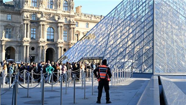 Louvre-Raub: Ermittlungsverfahren gegen weitere Verdächtige Sieben Menschen wurden nach dem Einbruch im Louvre zwischenzeitlich festgenommen. (Archivbild)