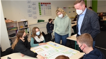 Siebtklässler der Selsinger Oberschule präsentieren den Kommunalpolitikern Silke Kriete und Harald Hauschild Pläne von ihrer Traumstadt und richteten viele Fragen an die beiden Volksvertreter.