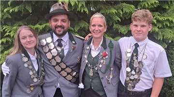 Sieger beim Beverstesdter Schützenfest: Juniorköniging Faybin Habighorst (l.), König Jonas Rademacher, Königin Silje Sallai-Gerdts und Jugendkönig Dylano Wolters.