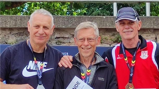 Czeslaw Pradzynski von der LAV Zeven ist Deutscher Vizemeister über 100 Meter Siegerehrung 100 Meter mit Vizemeister Czeslaw Pradzynski (links) von der LAV Zeven.