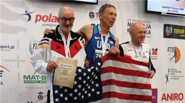 Siegerehrung 60 Meter M70 (von  links): Helmut Meier, Michael Kish (USA) und Simon Barrett (Großbritannien).