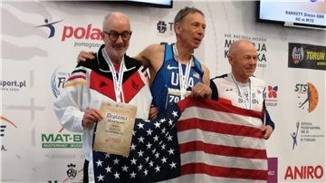 Siegerehrung 60 Meter M70 (von  links): Helmut Meier, Michael Kish (USA) und Simon Barrett (Großbritannien).