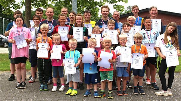 Siegerehrung beim Dorfsportfest in Stollhamm.