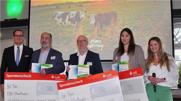 Siegerehrung beim Fotowettbewerb des Landkreises (von links): Landrat Stephan Siefken, Sieger Ralf Pfaar, der Zweitplatzierte Uwe Peglau, die Drittplatzierte Catharina Pedersen und Isa Grube von der Wirtschaftsförderung Wesermarsch. Im Hintergrund das Siegerbild.
