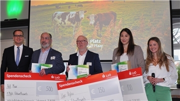 Siegerehrung beim Fotowettbewerb des Landkreises (von links): Landrat Stephan Siefken, Sieger Ralf Pfaar, der Zweitplatzierte Uwe Peglau, die Drittplatzierte Catharina Pedersen und Isa Grube von der Wirtschaftsförderung Wesermarsch. Im Hintergrund das Siegerbild.