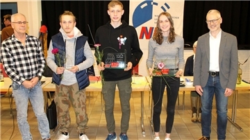 Sparkassenpokal 2022 (von links) Jürgen Klinkhardt zweiter Vorsitzender, Paul Benedikt Bartosch, Linus Henning, Nele Müller und dem Bürgermeister Jens Petersen