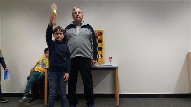 Siegerehrung: Mikhail Ladzeyeu hat den Schulpokal gewonnen. 