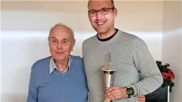 Siegerehrung: Olaf Piltz (rechts) erhielt den Nikolauspokal aus den Händen von Ehrenmitglied Josef Müller.