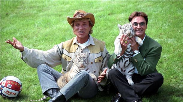 Erinnerungen an einen zurückhaltenden Jungen Siegfried (l) und Roy, stellen sich im „Hollywood-Safari-Park" mit zwei weißen Tiger-Jungen den Fotografen vor. Die deutschen Magier sind als „Meister der Illusionen" weltberühmt geworden.