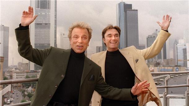 Wie Nordenhams berühmtester Sohn bald auf den Bildschirm zurückkehrt Siegfried & Roy reißen die Arme in die Höhe. Apple TV+ plant jetzt eine Serie über das Leben des Magier-Duos.