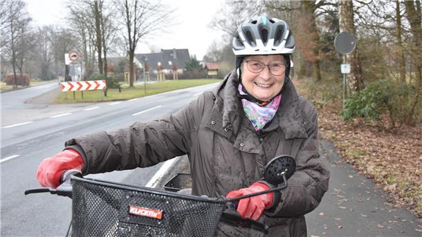 Schadhafte Radwege in Tiste: Senioren haben Angst vor schweren Stürzen Das Foto zeigt Sieglind Schlott mit ihrem E-Bike.