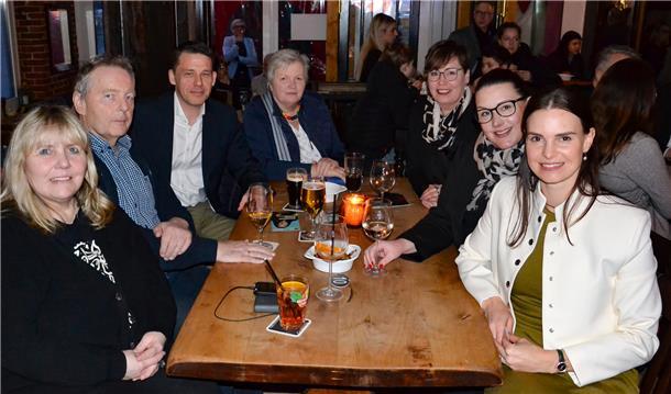 Siegreich und glücklich: Vanessa Zobel (rechts) feiert mit Parteikollegen aus Zeven und Harsefeld den erfolgreichen Wahlkampf für die CDU. „Wir haben oft gemeinsam am Wahlkampfstand gefroren.“Hahn
