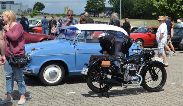 Sieht aus wie neu: Ein NSU-Motorrad aus dem Jahr 1938 mit zeitgemäßer Ledertasche am Gepäckträger.