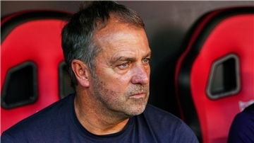 Sieht die Miami-Reise seines Clubs kritisch: Barcelonas Cheftrainer Hansi Flick. (Archivbild)