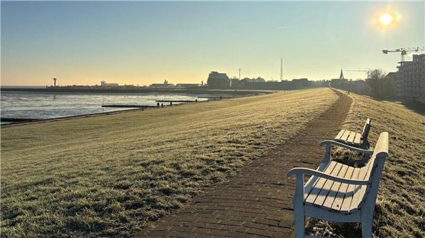 Sieht es hier bald nicht mehr so aus? Der winterliche Frost setzt sich auf das Gras: ein sonniger Morgen in der Grimmershörnbucht, die bald durch einen innovativen Masterplan aufgewertet werden könnte.