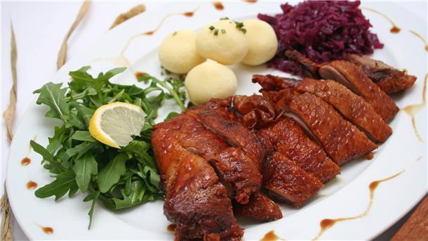 Sie lecker aus, ist - rein ernährungswissenschaftlich - aber nicht das Maß aller Dinge: Gänsebraten mit Rotkohl und Kartoffelklößen. 