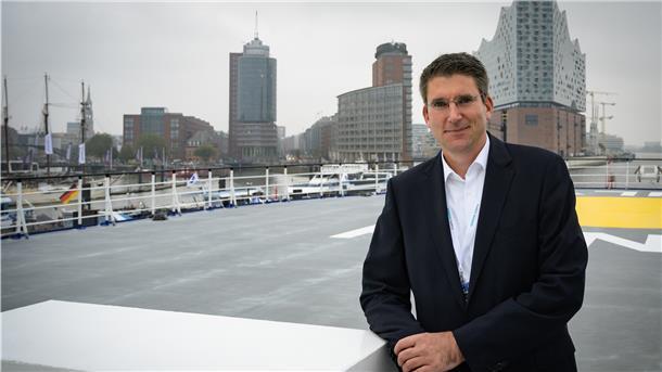 Der Fadenriss, den die Politik vermeiden wollte, ist längst da Siemens Gamesa Deutschland-Chef Marc Becker auf derm Service-Schiff Bibby Wavemaster Horizon im Hamburger Hafen.