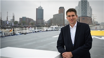 Siemens Gamesa Deutschland-Chef Marc Becker auf derm Service-Schiff Bibby Wavemaster Horizon im Hamburger Hafen.