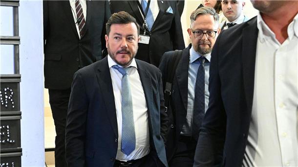 Benko im U-Ausschuss: Dürre Antworten zu Politik-Netzwerk Signa-Gründer René Benko (l) trifft mit seinem Anwalt Norbert Wess im Parlament ein.
