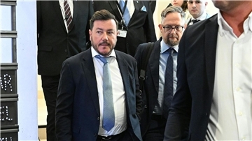 Signa-Gründer René Benko (l) trifft mit seinem Anwalt Norbert Wess im Parlament ein.