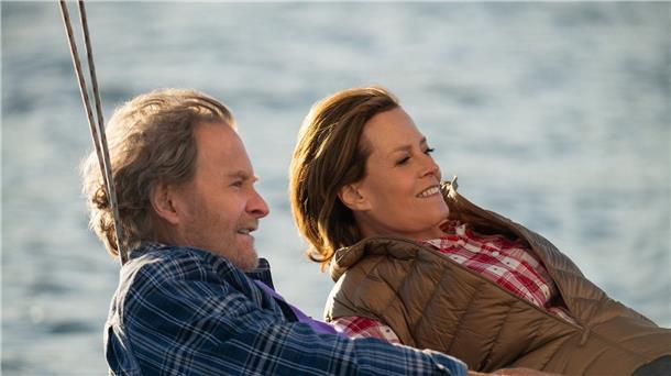 Sigourney Weaver als Hildy Good und Kevin Kline als Frank Getchell in „The Good House“.