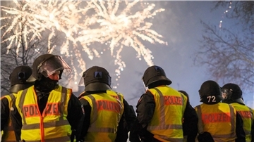 Silvester, Alkohol und Feuerwerk sind eine Mischung, die die Polizei und auch Rettungskräfte massiv fordert. Und so fordern die Polizeigewerkschaft wie auch Mediziner ein generelles Feuerwerksverbot.