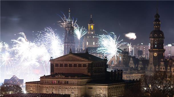 Weltweiter Party-Start ins Jahr 2023 Silvesterfeuerwerk über der barocken Stadtsilhouette von Dresden.