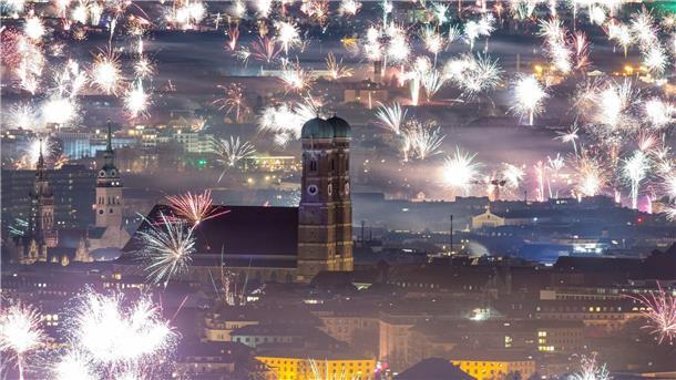 Weltweiter Party-Start ins Jahr 2023 Silvesterfeuerwerk über der Kulisse der Stadt München zu sehen.