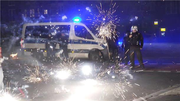 Verbot von Silvester-Feuerwerk: Hier knallt es nicht Silvesternächte sind nicht nur in Berlin, sondern auch in anderen Großstädten schon länger anstrengend für Polizei und andere Einsatzkräfte.
