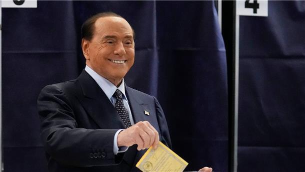 Silvio Berlusconi, Vorsitzender der rechtspopulistischen Forza Italia, gibt seine Stimme in einem Wahllokal ab.