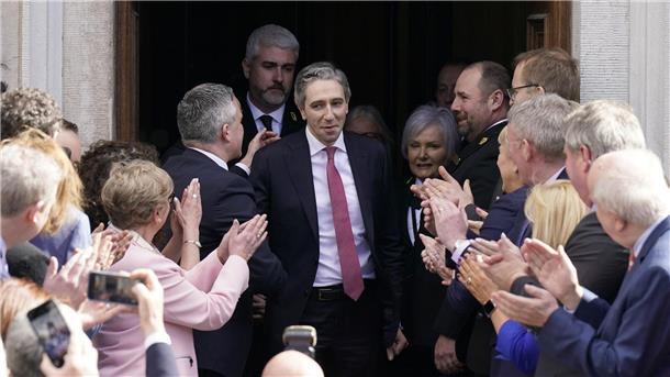 Simon Harris zum neuen Premier von Irland gewählt Simon Harris verlässt nach seiner Wahl zum neuen Premierminister von Irland das Parlament.